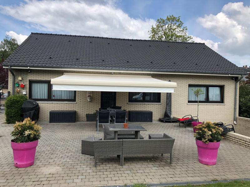 Tente solaire, pergola ou screen : que choisir pour se protéger du soleil ?